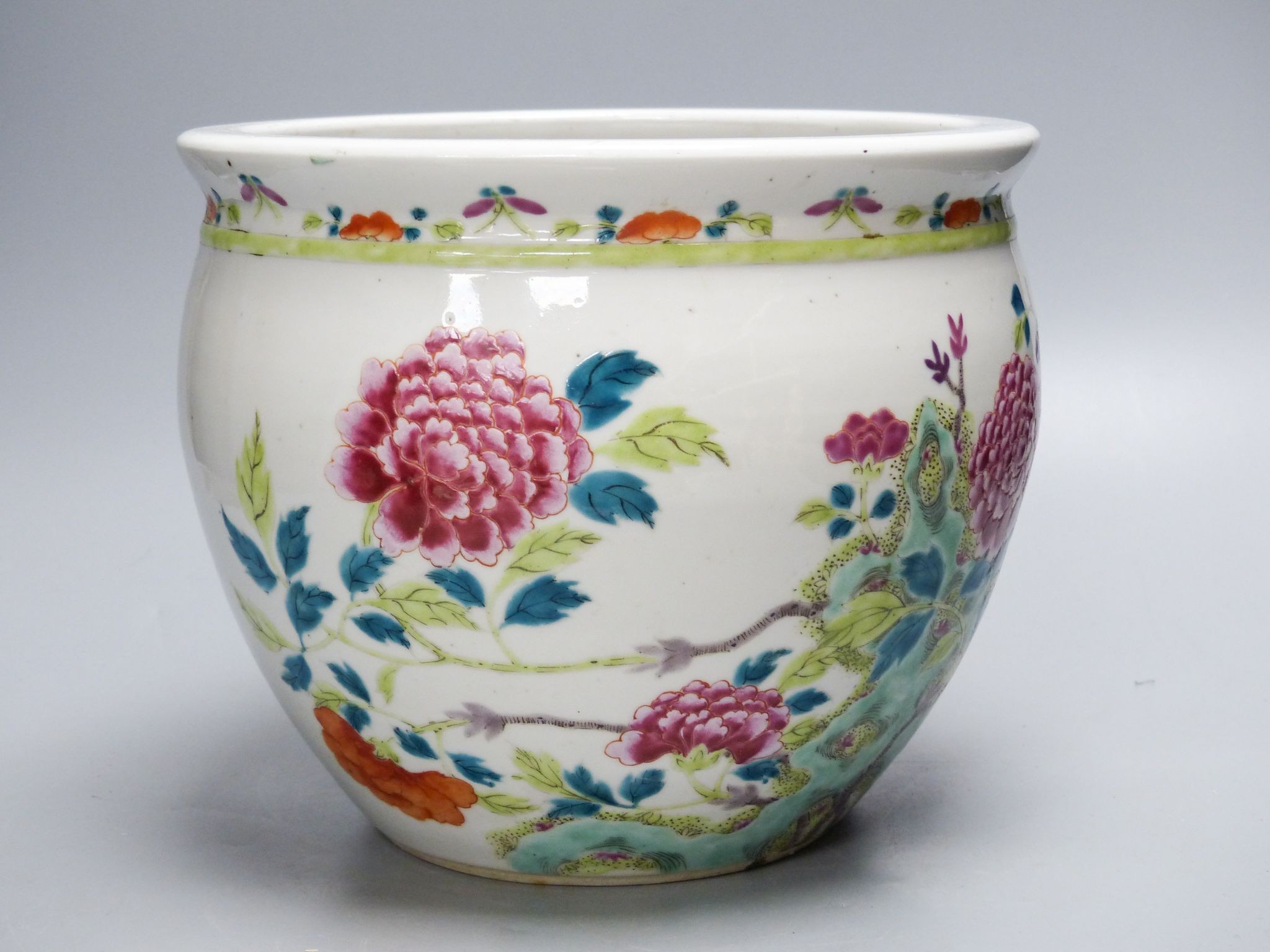 A Chinese famille rose jardiniere, 19th century, diameter 23cm, height 20cm